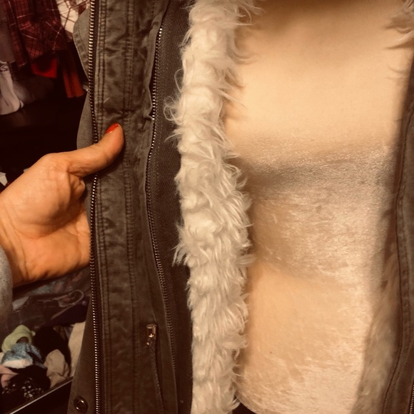 Guess winter jacket olive w/ zip out lining size small - Picture 2 of 5